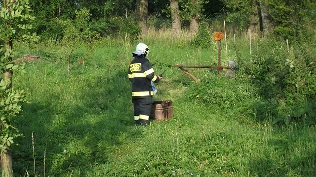 foto 001.jpg - Velitel cvien Ptrs pipravuje simulovan por